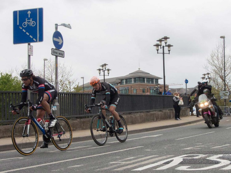 The leaders round the corner on Foss Bank