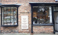 Thieves steal £7,000 of jewellery from York antiques shop