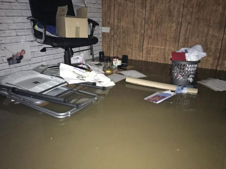 A floating bin and flooded desktop with items on top