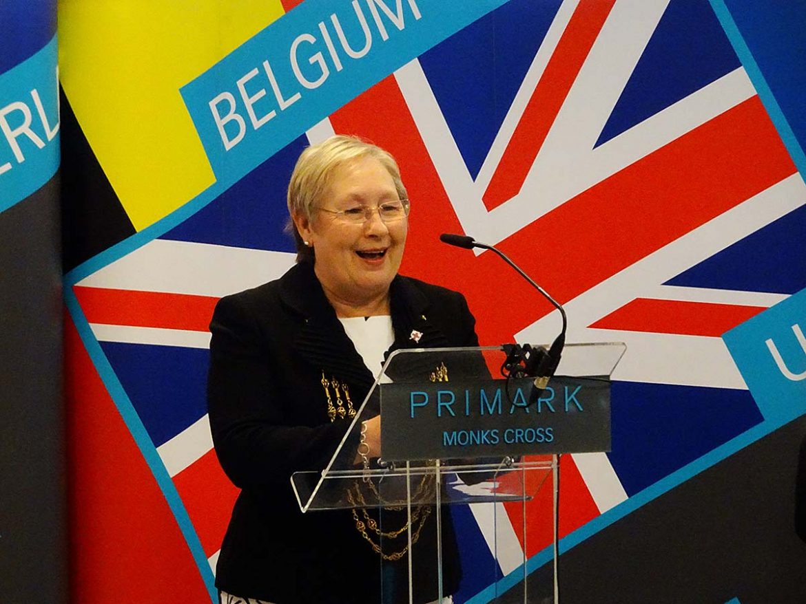 Wreathed in the flag – the Lord Mayor