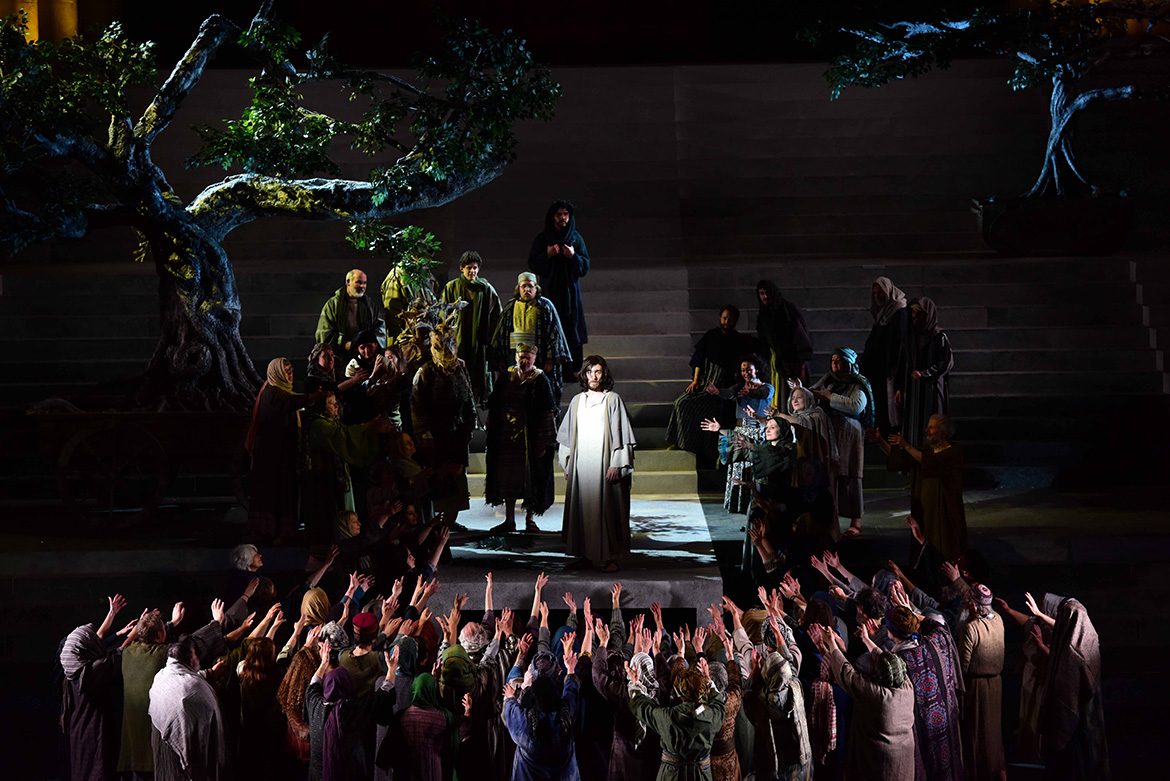 Christ is surrounded as he prepares to enter Jerusalem