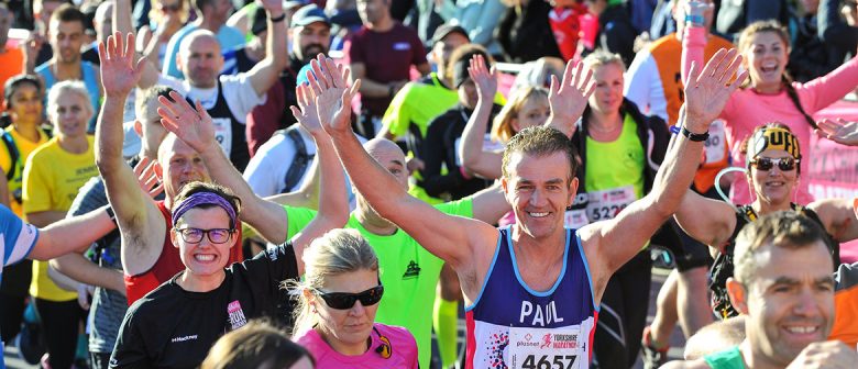 A wave from the sea of runners