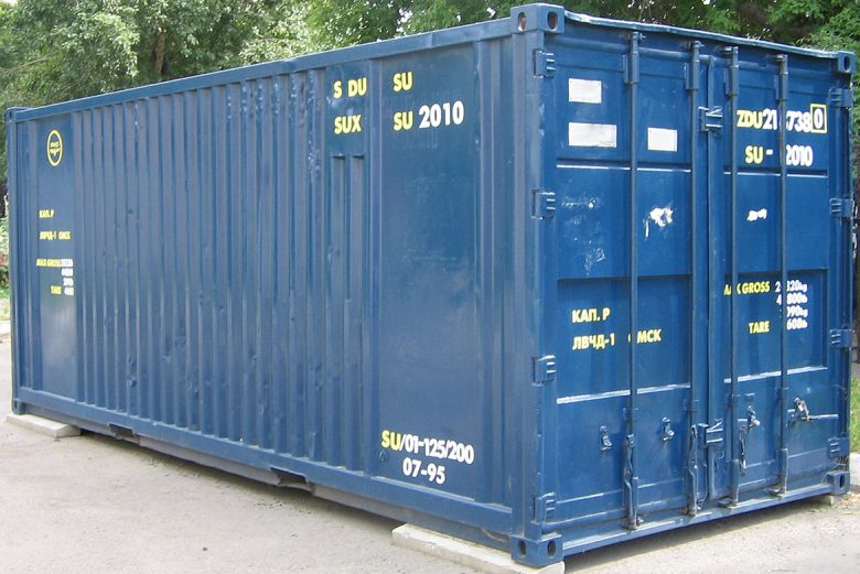 A 20ft-long shipping container. Photograph ©  BezumniyChasovshik  on Wikipedia