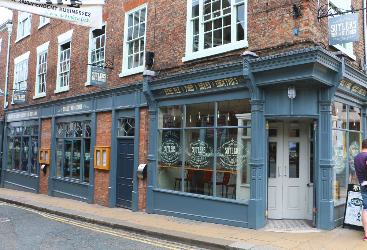 York bar launches ‘Tinder Tuesday’  – after disastrous date goes viral