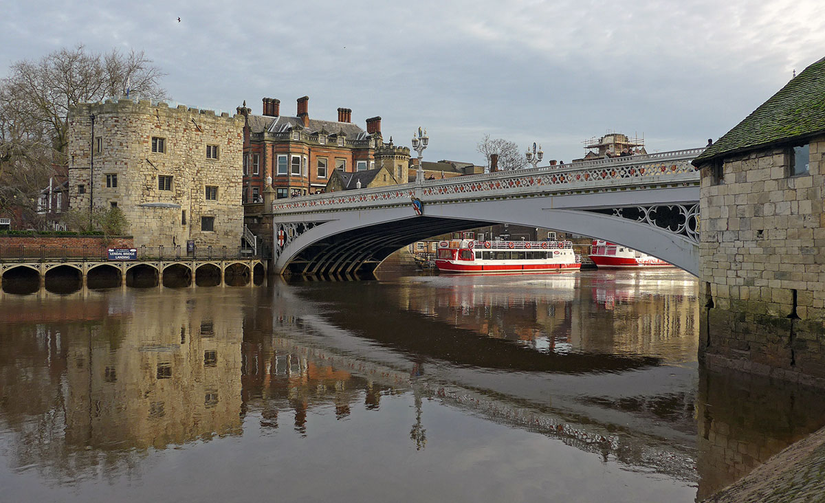 Drunk man falls in the river, then abuses the emergency services who came to help him