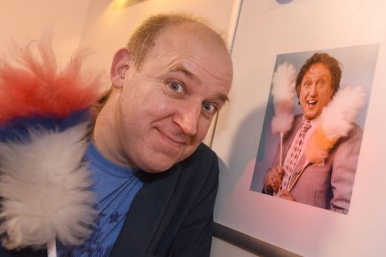 How tickled Tim Vine is! Comedian unveils Ken Dodd Bar at Grand Opera House