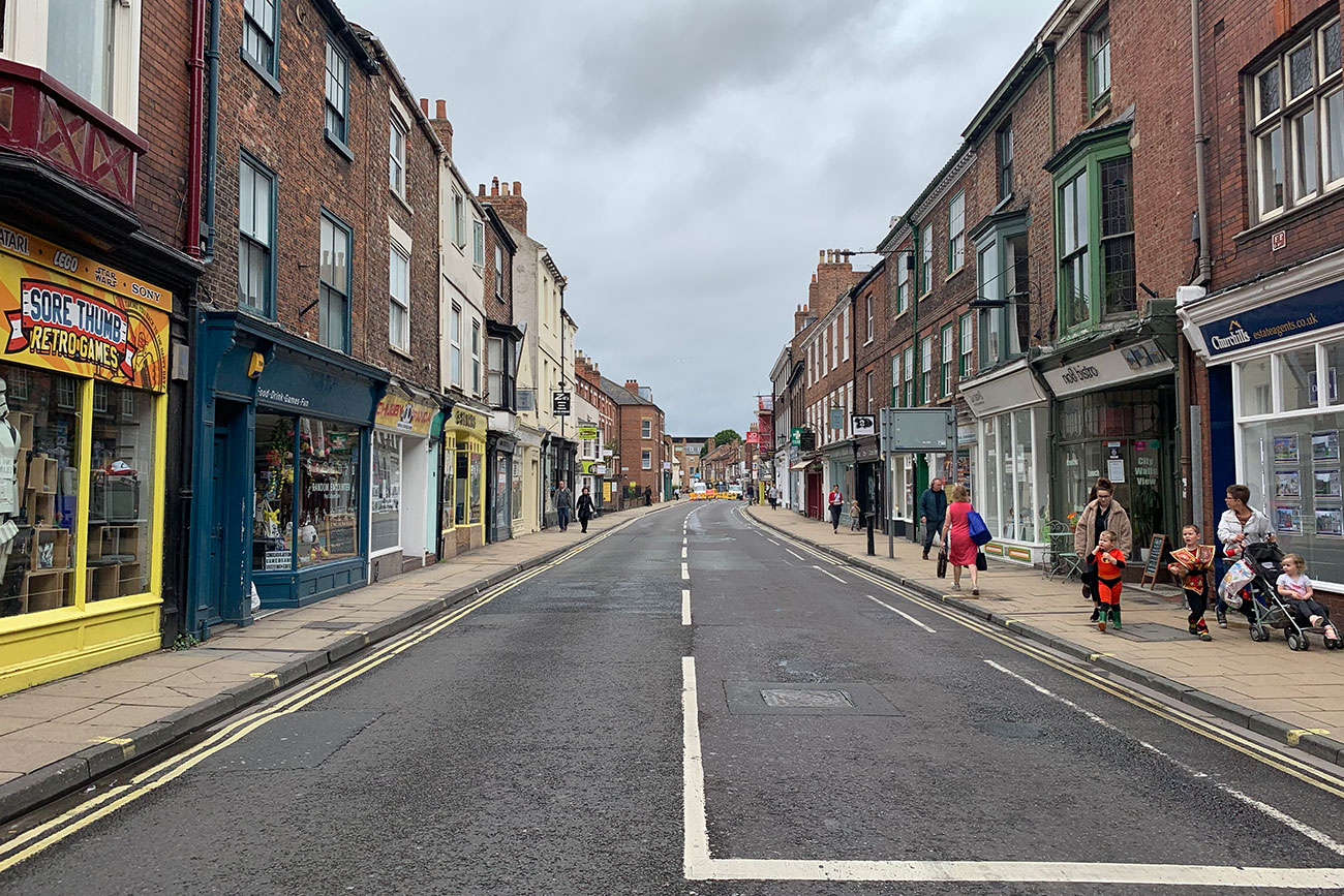 Man grabbed by the throat in lunchtime attack