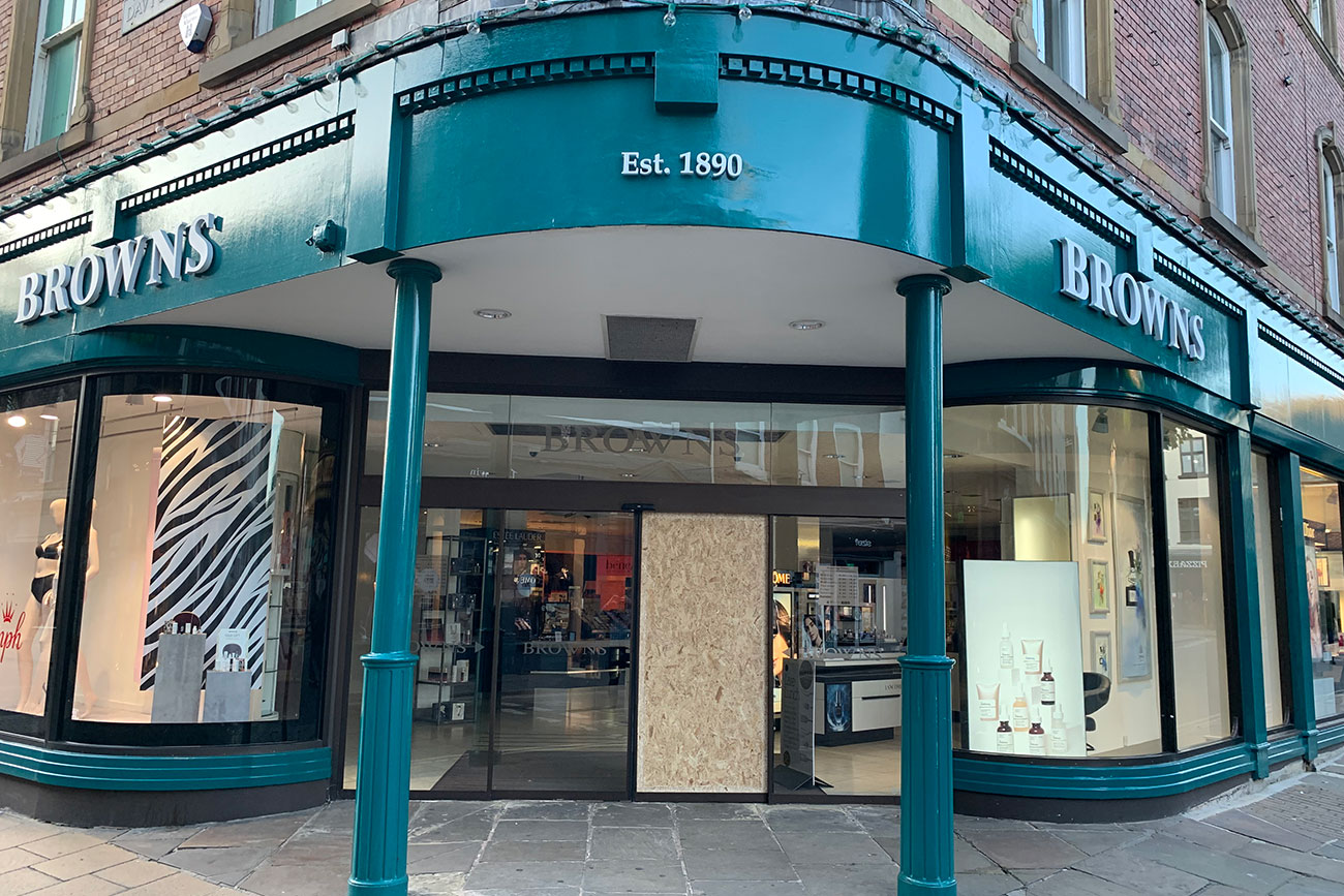 Cycling raider’s smash and grab raid on city centre store