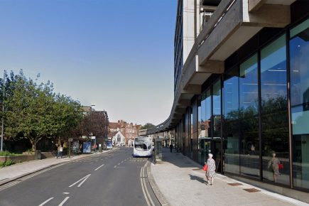 Mugger tries to grab young mother’s phone at York bus stop