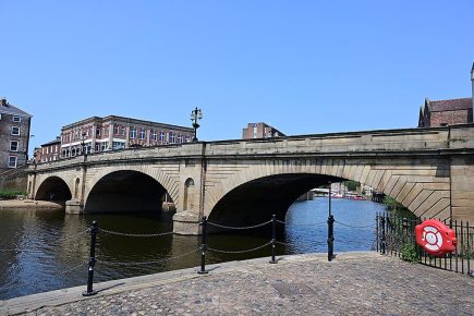 Man hospitalised after attack on bridge – Teenagers arrested