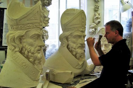 Video: Terrington sculptor commissioned to carve the York Minster cat memorial
