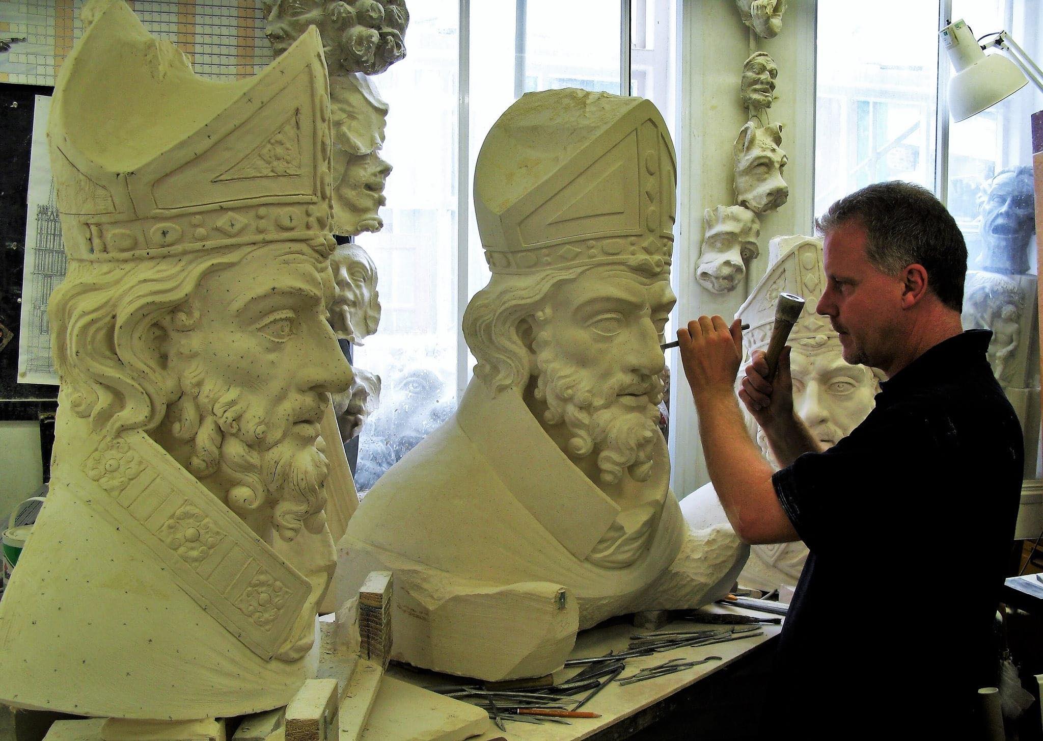 Video: Terrington sculptor commissioned to carve the York Minster cat memorial