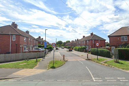 Mother attacked while out with her daughter – Three women questioned