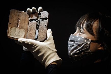 A 400-year-old crucifix belonging to an executed Gunpowder Plot suspect has gone on display in York