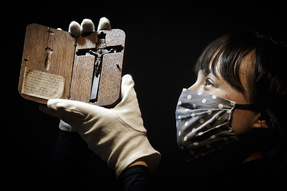 A 400-year-old crucifix belonging to an executed Gunpowder Plot suspect has gone on display in York