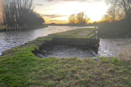 Video: Tonnes of aggregate and clay used to repair canal bank near East Cowick