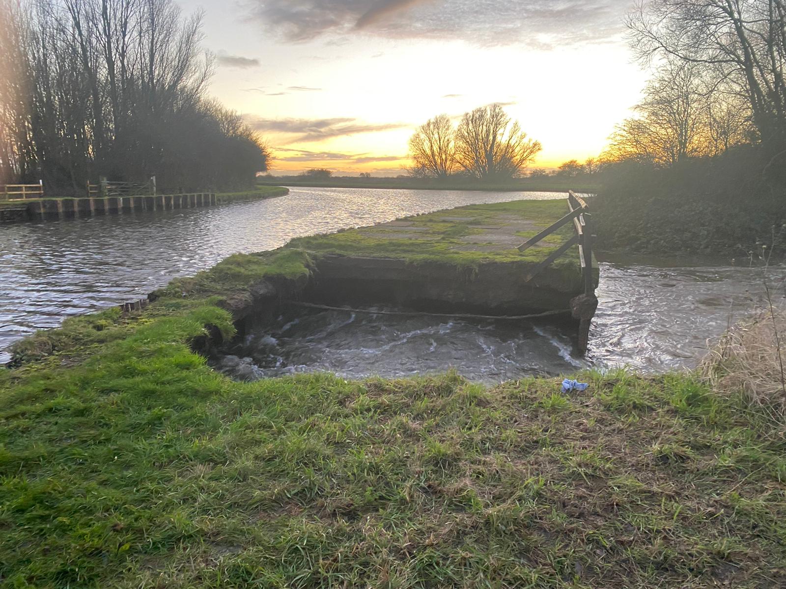 Video: Tonnes of aggregate and clay used to repair canal bank near East Cowick