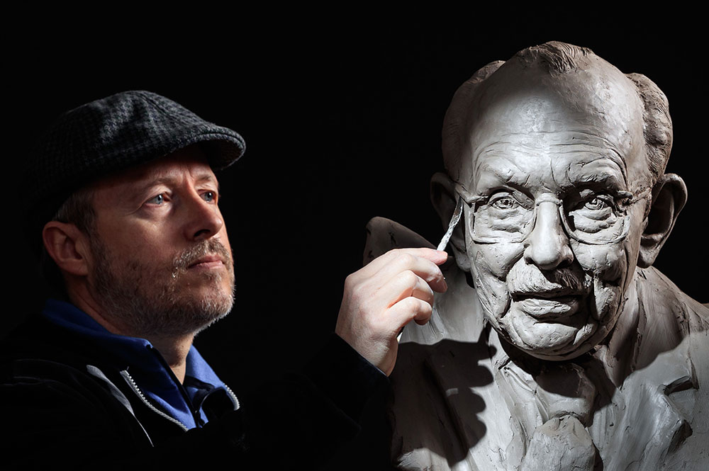 A York sculptor wants to create a Capt Sir Tom Moore statue – and these pix show how awesome it would look