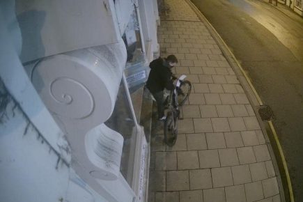 Caught on camera – Thief smashes shop window to steal electric bike