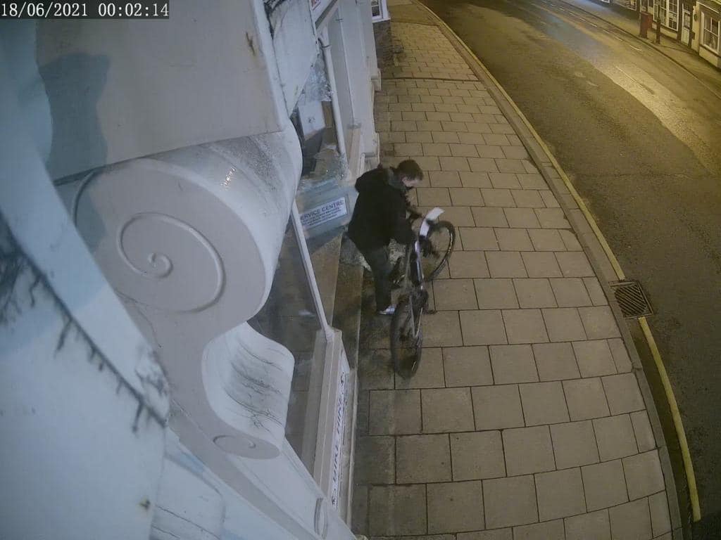 Caught on camera – Thief smashes shop window to steal electric bike