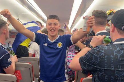 Video: Anger as passengers without masks crowd onto York train, flouting alcohol ban