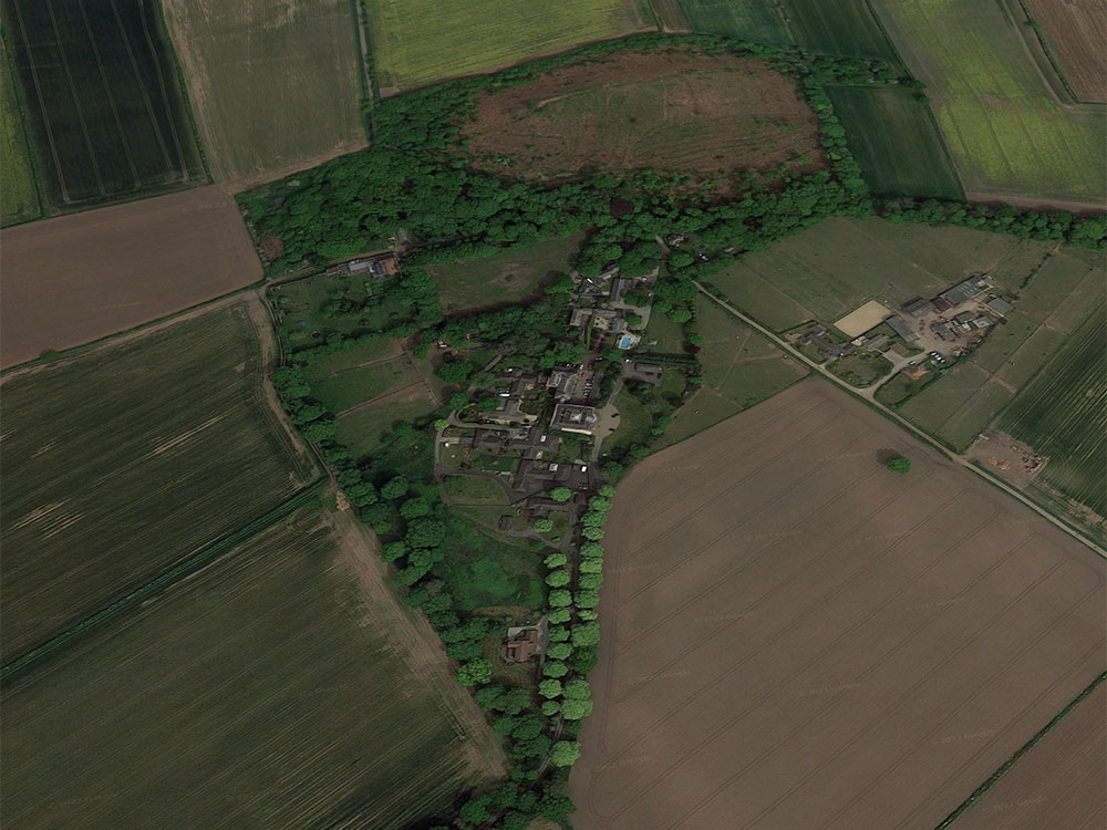 Five fire crews tackle large woodland fire stretching over 200m