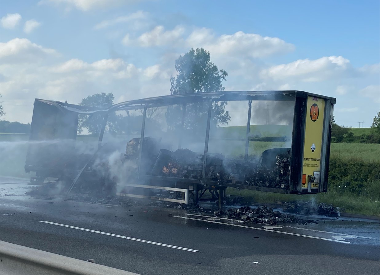 Main road open again after Lorry carrying batteries caught fire