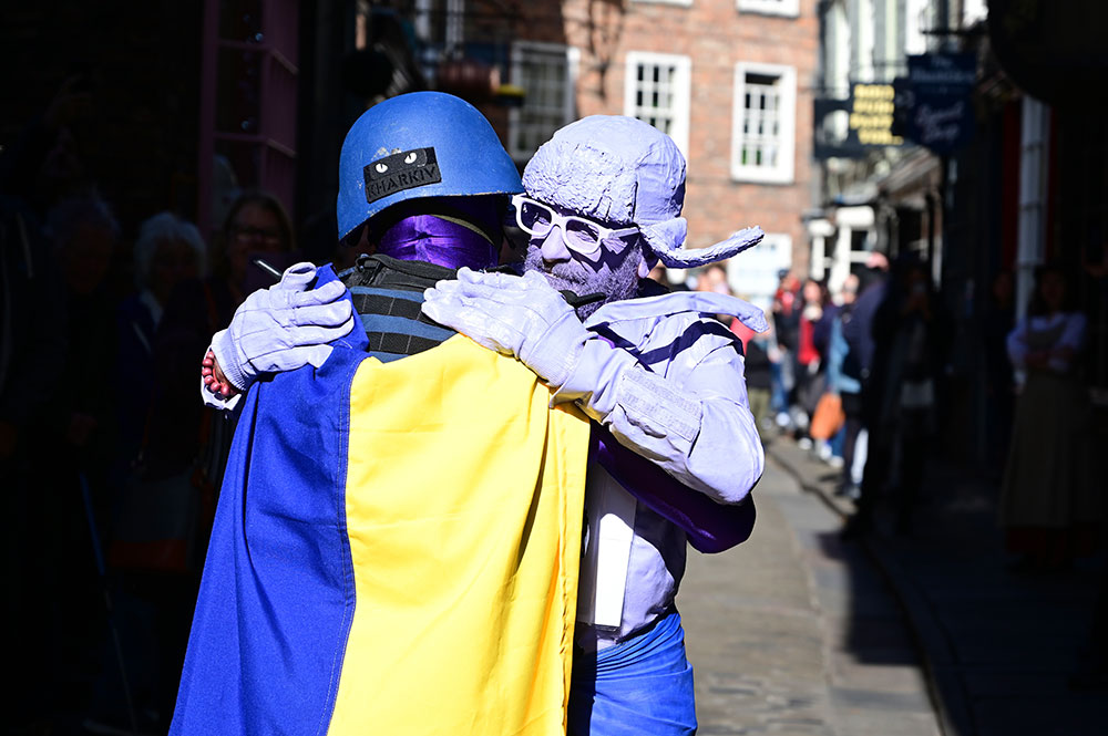 Watch: Purpleman reunited with his envoy, safely returned from the Ukrainian war zone