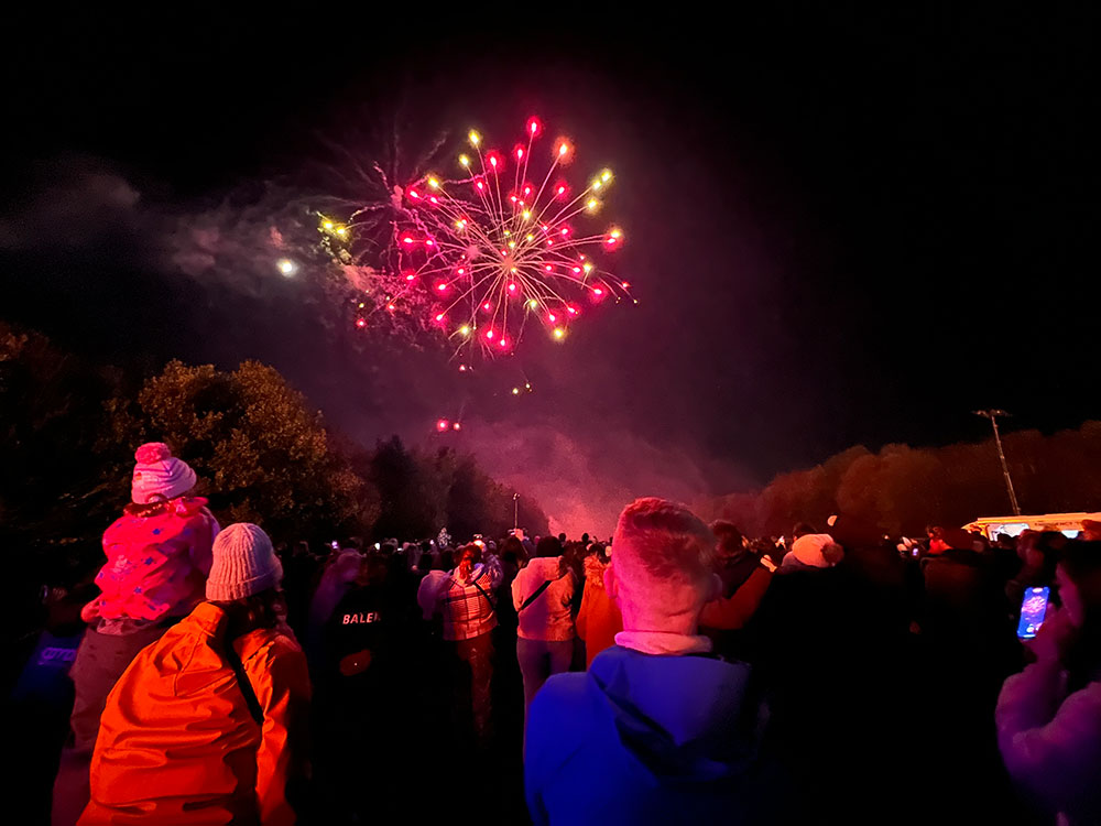 Video and pix: Huge crowd enjoys a spectacular night of fireworks in York