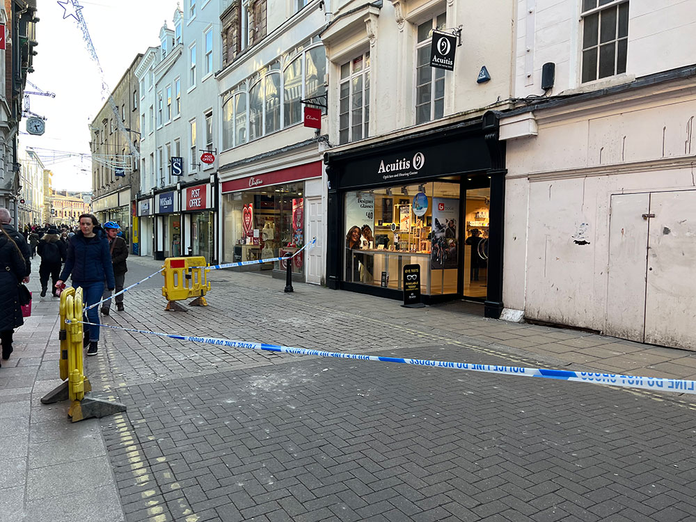 Police place cordon around York city centre shops