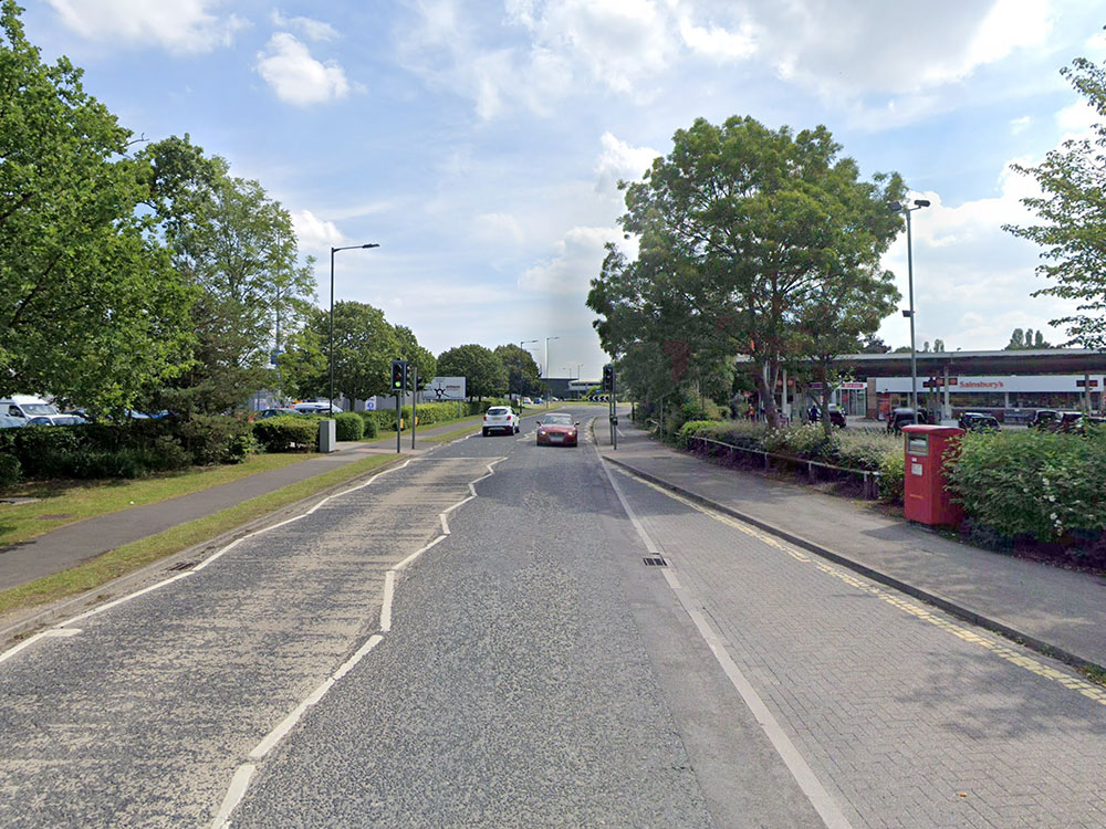 Four people hurt in two car crashes in York