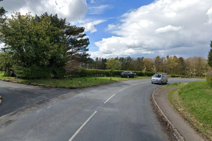 Car crashes into tree – Four casualties freed from wreckage by firefighters
