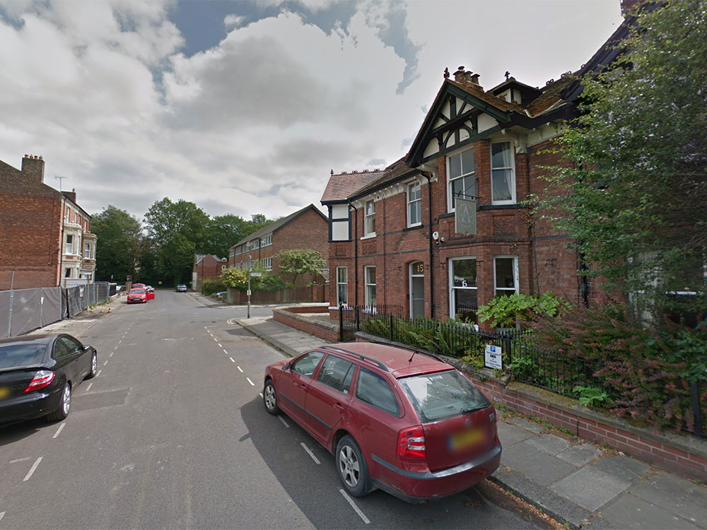 Sunglasses-wearing thief steals wallet from York guest house
