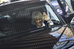 Video and pictures: Queen arrives in York