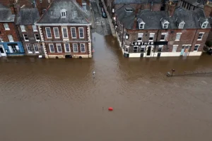 York river levels set to rise above 4m as drivers rescued from floodwater