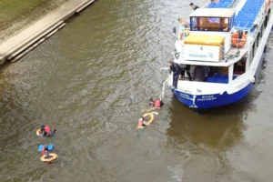 Boat sinks after river collision in York – Six people rescued from the water