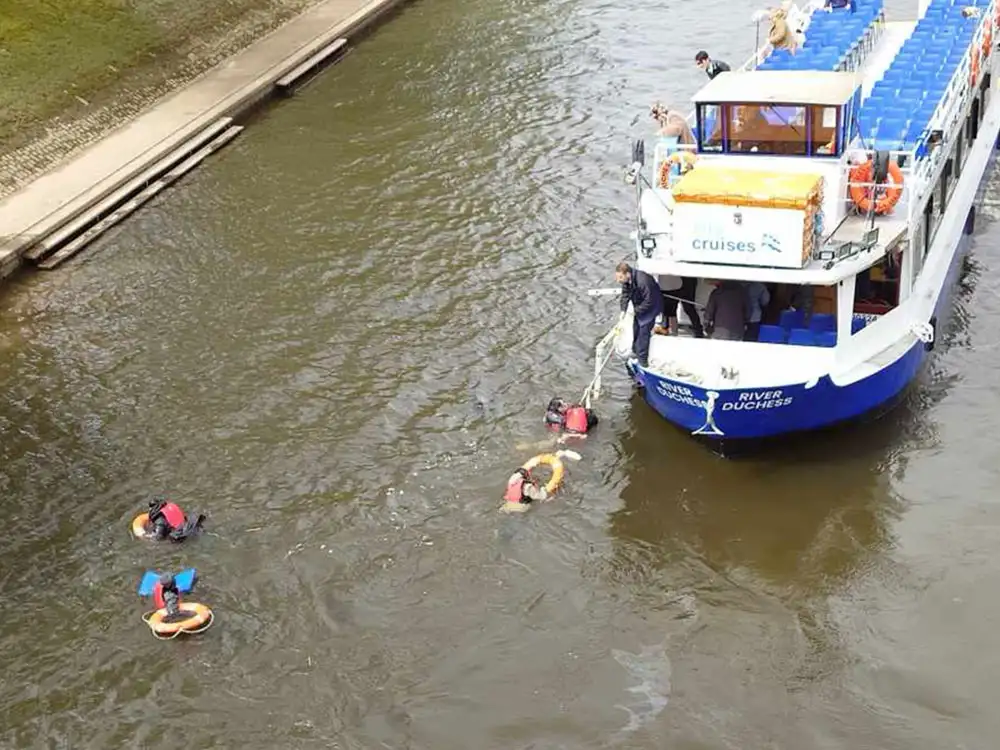 Boat sinks after river collision in York – Six people rescued from the water
