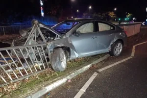 Car smashes into barrier at York roundabout after 100mph police chase