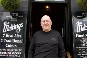 ‘They should build a statue!’ Shaun and Max move out of The Maltings after 32 years
