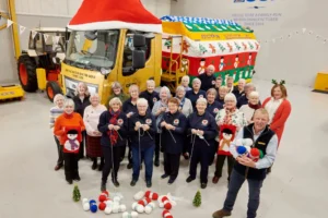 Volunteers ensure a winter gritter keeps warm this winter – with giant woolly jumper!