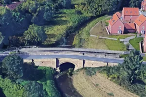 Driver leaves scene after crash on York bridge