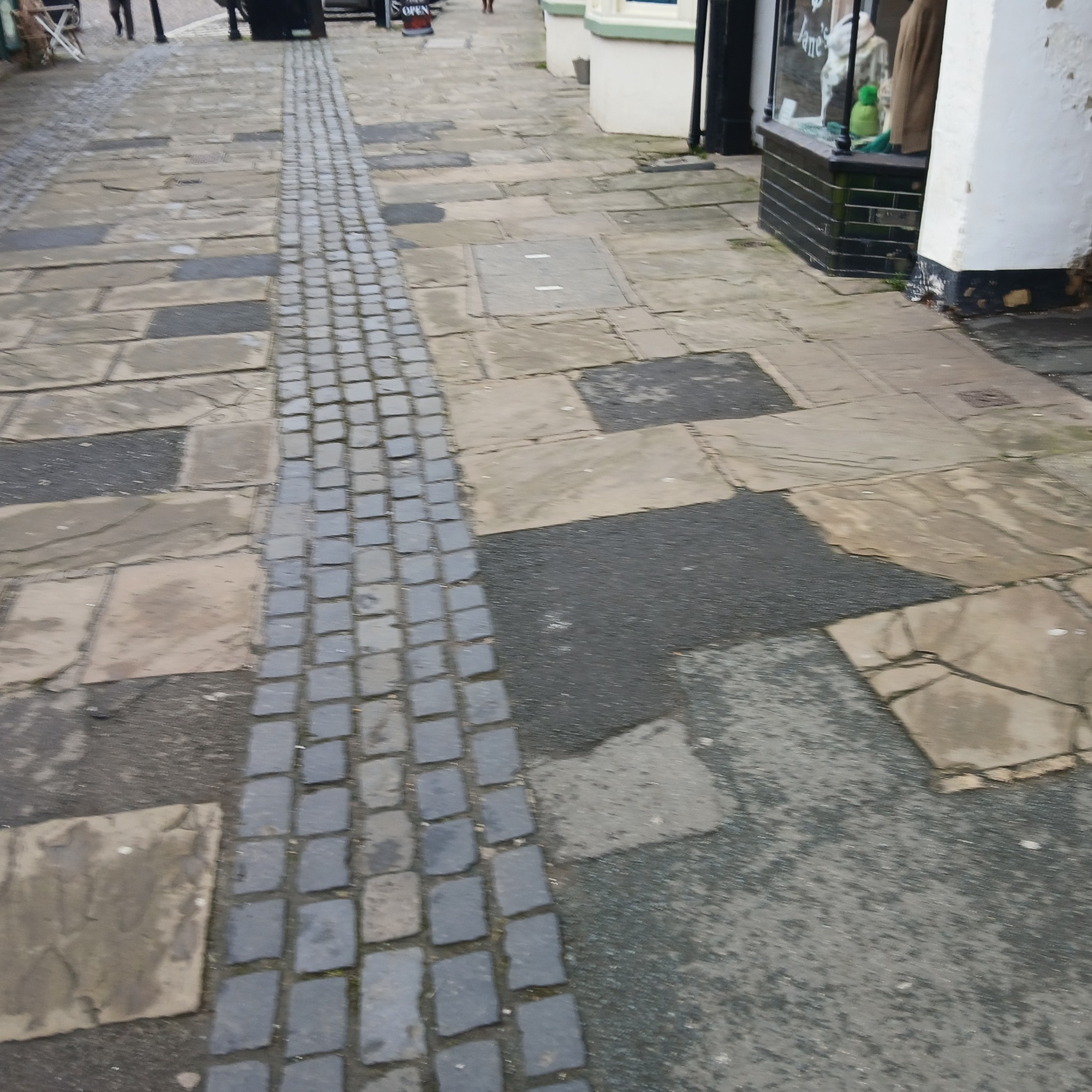 Work begins to repair pavements in Thirsk