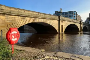 Police praise members of the public who helped two people in distress on York bridge