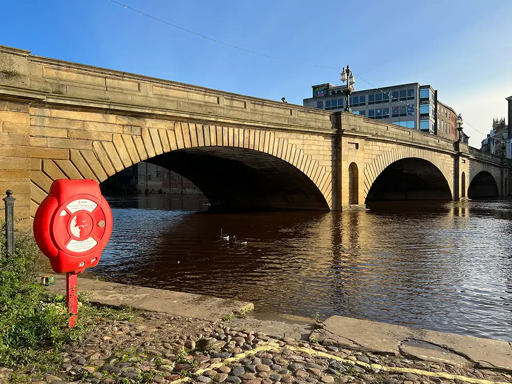Police praise members of the public who helped two people in distress on York bridge