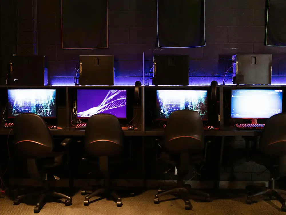 The Social Side of Online Play: Groups, Chats, and Fast Wins