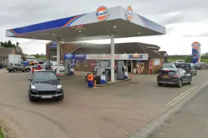 Knife-wielding raider threatens staff at Busby Stoop garage