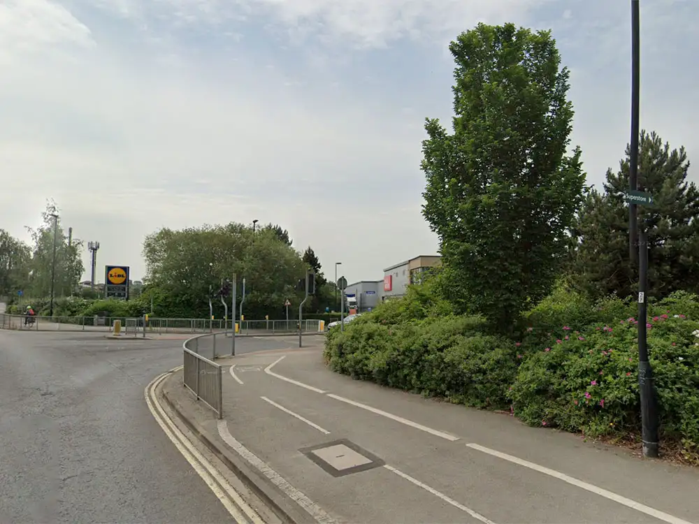 ‘Man with large knife’ spotted running down busy York road
