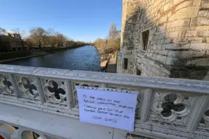 Forget Tinder! Romantic note appears on York bridge searching for soul mate