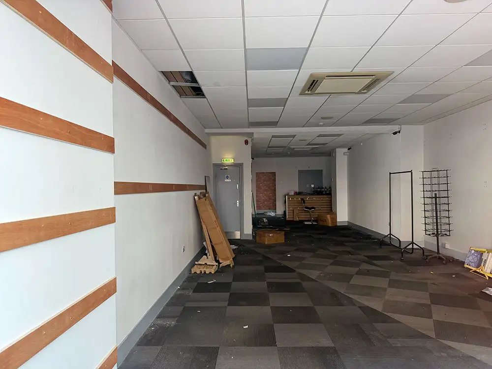 York shop closes and clears out all stock