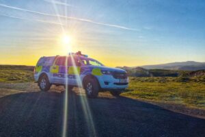 Police force entry into a car to rescue dog left in 30°C heat
